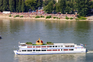 2001. augusztus 15. Korona utaztatása Esztergomba. Hajó. Fotó: Teknõs Miklós